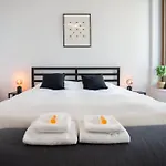 Perfectly Situated With Amazing Views 아파트 *