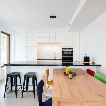 Perfectly Situated With Amazing Views Apartamento