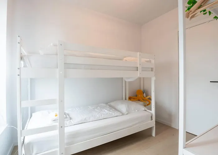 Perfectly Situated With Amazing Views Apartment *