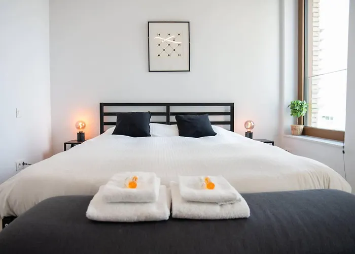 Perfectly Situated With Amazing Views Apartment *